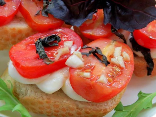 Рецепт брускетты с помидорами, сыром и базиликом