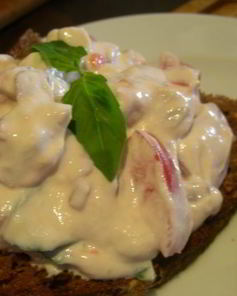 Брускетта с рикоттой, помидорами и базиликом