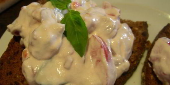 Брускетта с рикоттой, помидорами и базиликом