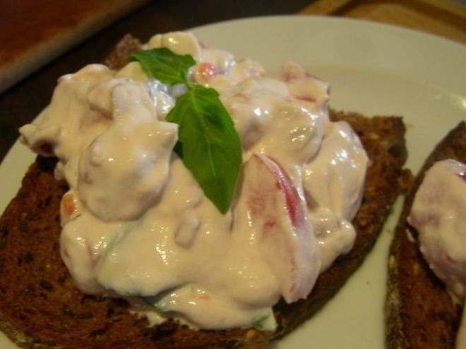 Рецепт брускетты с рикоттой, помидорами и базиликом