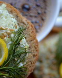 Брускетта с рыбой, творогом и кабачком