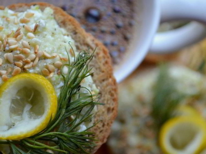 Рецепт брускетты с рыбой, творогом и кабачком