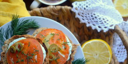 Брускетта с сельдереем и томлеными помидорами