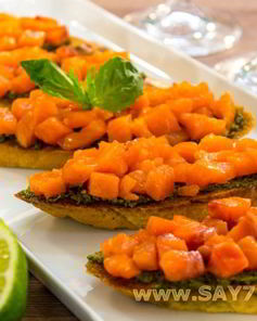 Брускетта с семгой и песто