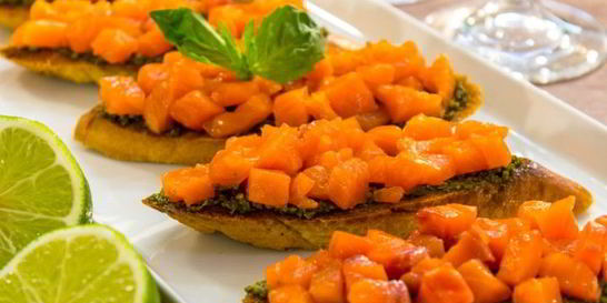 Брускетта с семгой и песто