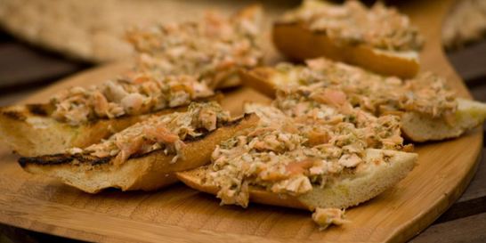 Брускетта с семгой