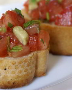 Брускетта с томатами и авокадо