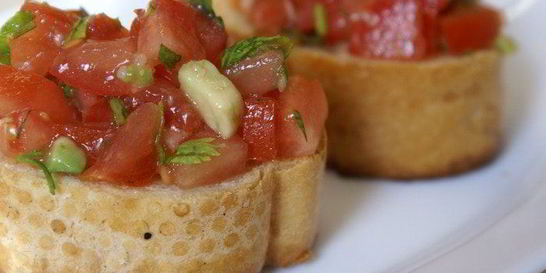 Брускетта с томатами и авокадо