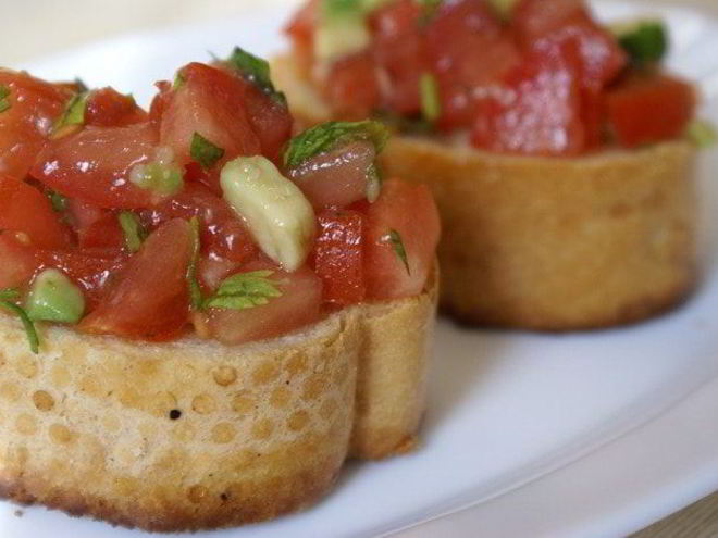 Рецепт брускетты с томатами и авокадо