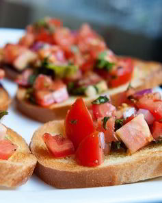 Брускетта с томатами