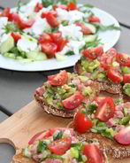 Брускетта с цукини, зеленым луком и беконом