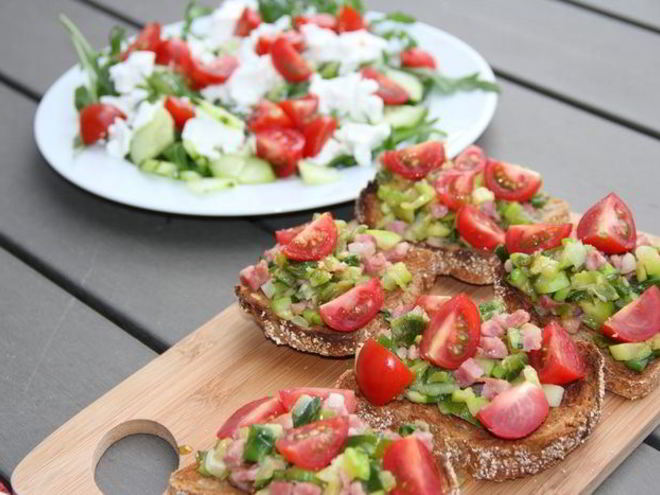 Рецепт брускетты с цукини, зеленым луком и беконом