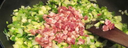 брускетта с цукини, зеленым луком и беконом. Шаг 3