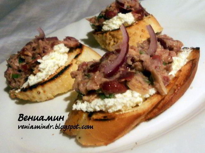 Рецепт брускетты с тунцом, фасолью и творожным сыром
