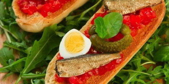 Брускетта со шпротами