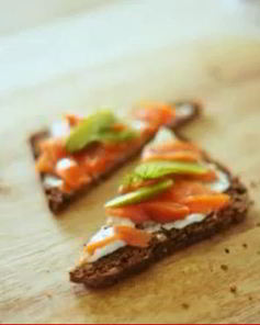 Брускетта со сливочным сыром и копченой рыбой