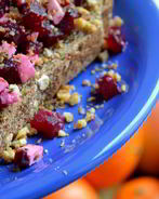 Брускетта со свеклой, мягким сыром и грецким орехом