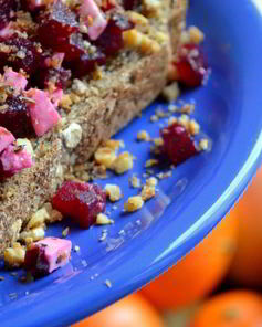 Брускетта со свеклой, мягким сыром и грецким орехом