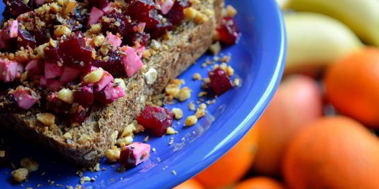 Брускетта со свеклой, мягким сыром и грецким орехом
