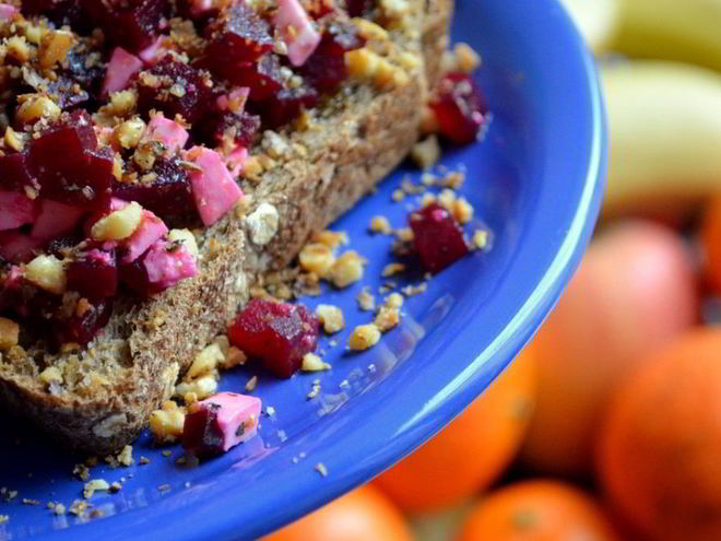Рецепт брускетты со свеклой, мягким сыром и грецким орехом