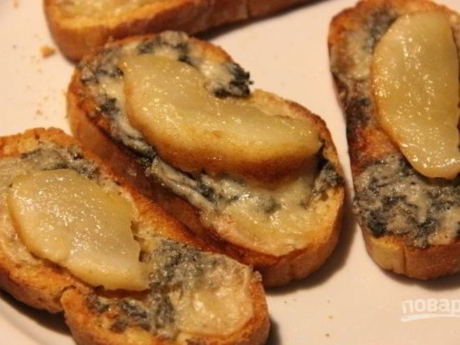 Рецепт брускетт с грушей и сыром