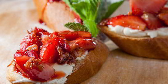 Брускетты с клубникой и маскарпоне