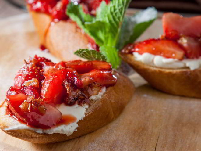 Рецепт брускетт с клубникой и маскарпоне