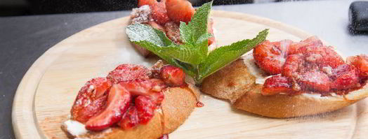 брускетты с клубникой и маскарпоне. Шаг 10