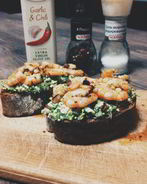 Брускетты с креветками и руколой