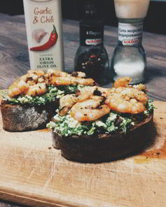 Брускетты с креветками и руколой