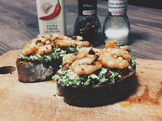 Рецепт брускетт с креветками и руколой
