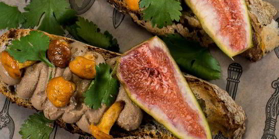 Брускетты с паштетом из цесарки и лисичками