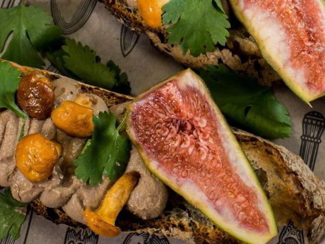 Рецепт брускетт с паштетом из цесарки и лисичками