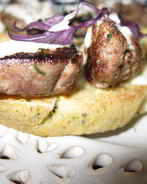 Брускетты с печенью кролика и винным соусом на кукурузном хлебе