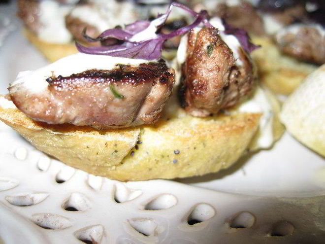 Рецепт брускетт с печенью кролика и винным соусом на кукурузном хлебе