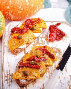 Брускетты с запеченной тыквой и вялеными томатами