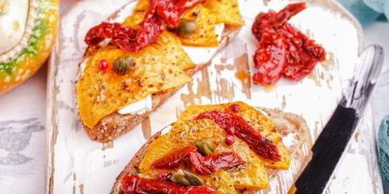 Брускетты с запеченной тыквой и вялеными томатами