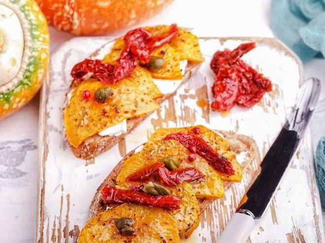 Рецепт брускетт с запеченной тыквой и вялеными томатами