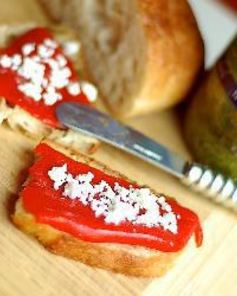 Бутерброды с песто, печеным перцем и фетой