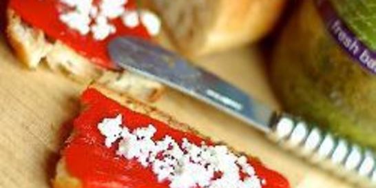 Бутерброды с песто, печеным перцем и фетой