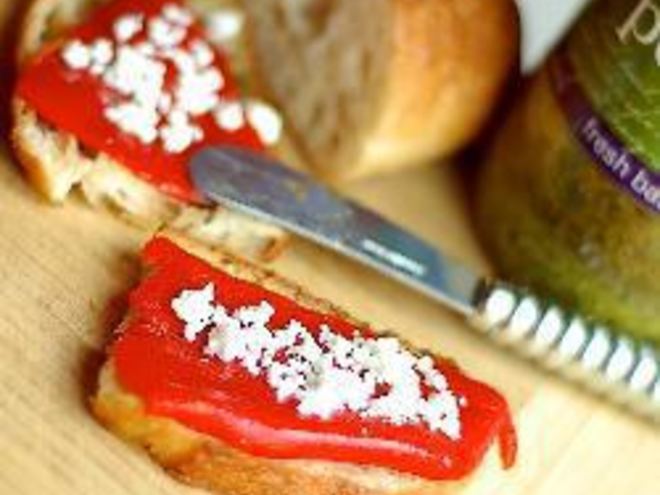 Рецепт бутербродов с песто, печеным перцем и фетой