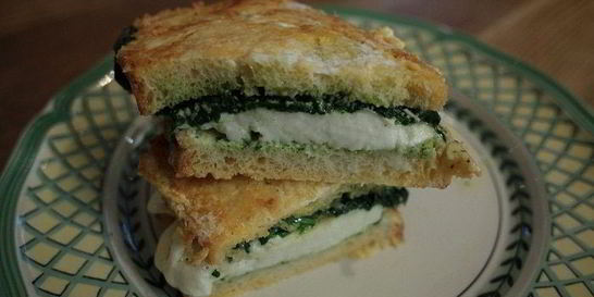 Горячий бутерброд с моцареллой, шпинатом и соусом песто