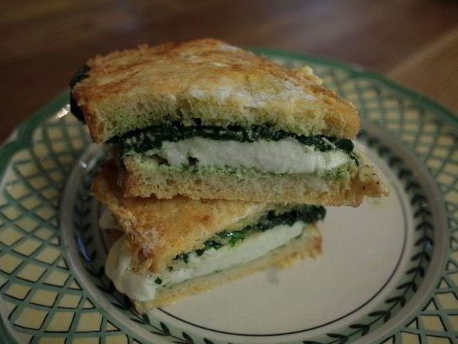 Рецепт горячего бутерброда с моцареллой, шпинатом и соусом песто