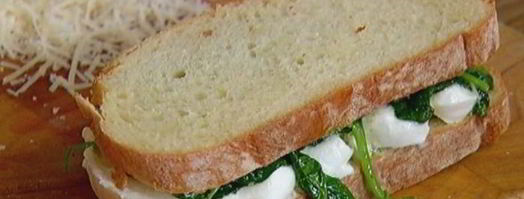 горячий бутерброд с моцареллой, шпинатом и соусом песто. Шаг 8