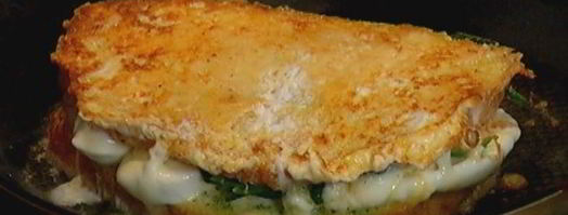 горячий бутерброд с моцареллой, шпинатом и соусом песто. Шаг 10