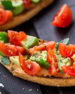 Итальянская брускетта с помидорами и авокадо
