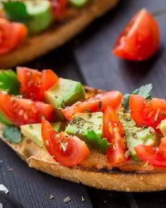 Итальянская брускетта с помидорами и авокадо