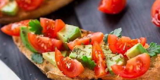 Итальянская брускетта с помидорами и авокадо