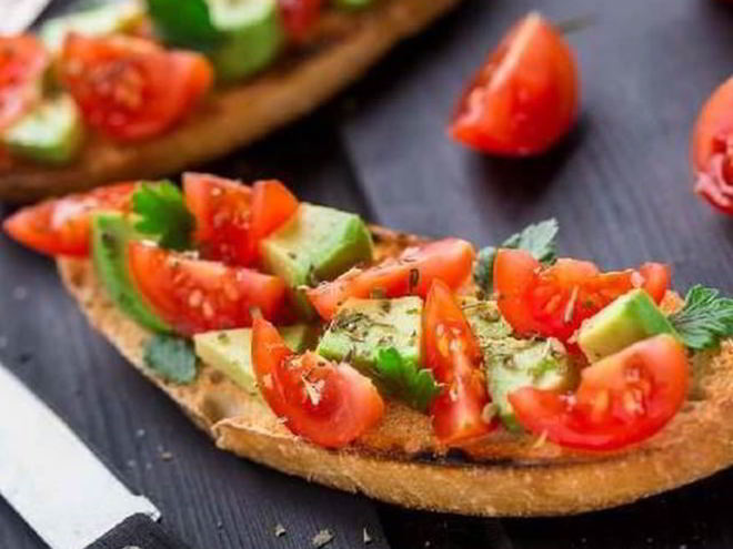 Рецепт итальянской брускетты с помидорами и авокадо