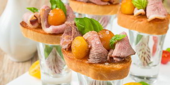 Мини-брускетты с уткой и карамелизированными яблоками